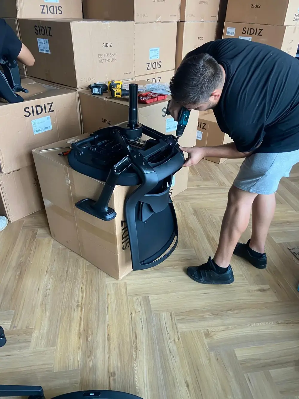 Montaj de scaune ergonomice în cadrul unei mutări organizate în Sectorul 1
